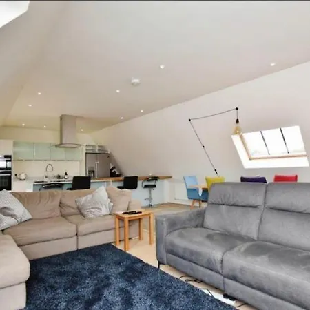 Spacious Penthouse With Great Views Of The Cathedral Salisbury Exterior photo