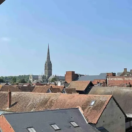 Spacious Penthouse With Great Views Of The Cathedral Salisbury Exterior photo