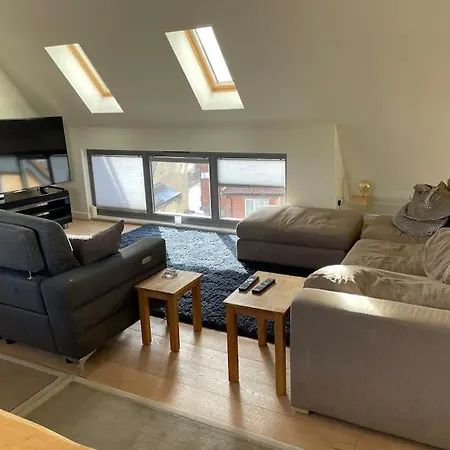 Spacious Penthouse With Great Views Of The Cathedral Salisbury Exterior photo
