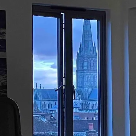 Spacious Penthouse With Great Views Of The Cathedral Salisbury Exterior photo