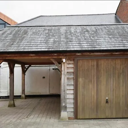 Spacious Penthouse With Great Views Of The Cathedral Salisbury Exterior photo
