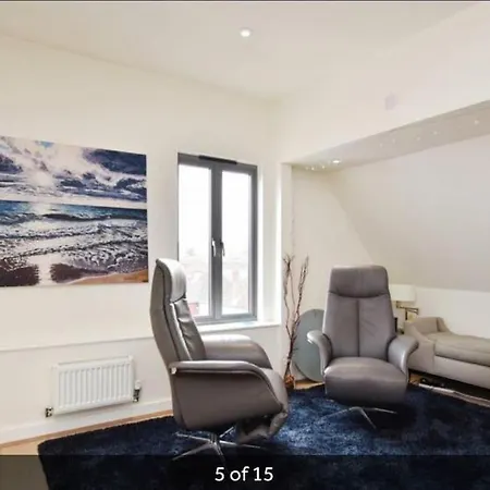 Spacious Penthouse With Great Views Of The Cathedral Salisbury Exterior photo