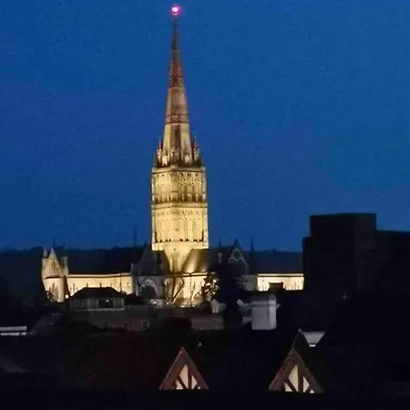 Spacious Penthouse With Great Views Of The Cathedral Salisbury Exterior photo