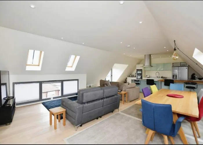 Spacious Penthouse With Great Views Of The Cathedral