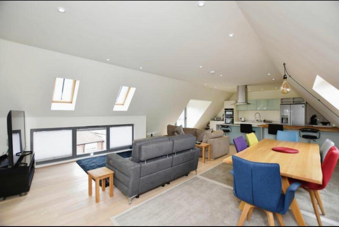 Spacious Penthouse With Great Views Of The Cathedral *