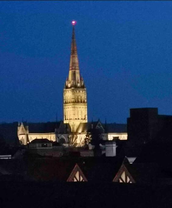 Spacious Penthouse With Great Views Of The Cathedral Apartment